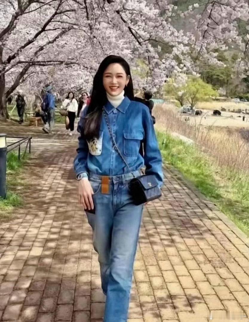 陈乔恩都快五十了，看着年轻是年轻啊，唯一遗憾的就是没生孩子。​