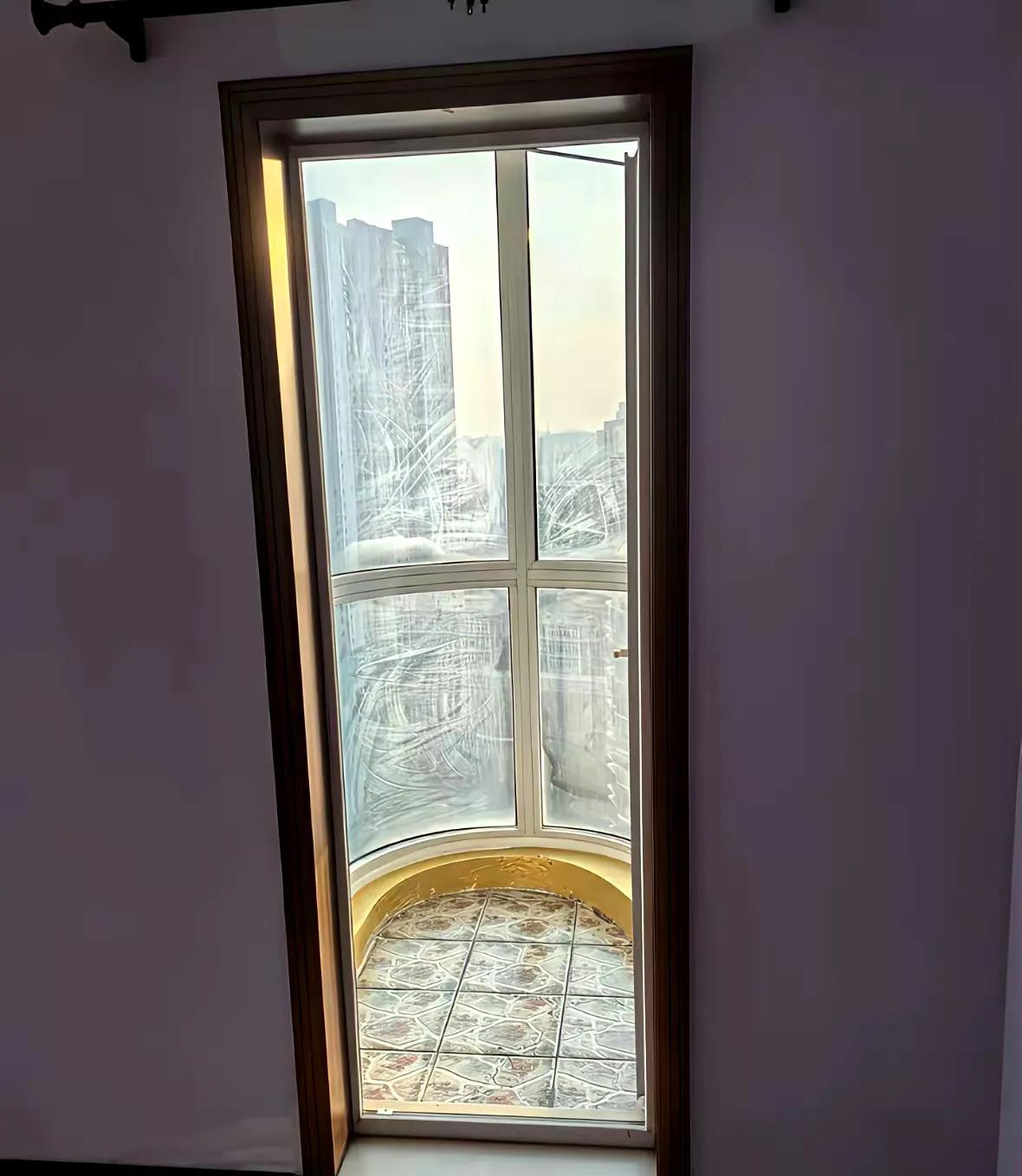 这个阳台能干什么用？不到一平米​​​