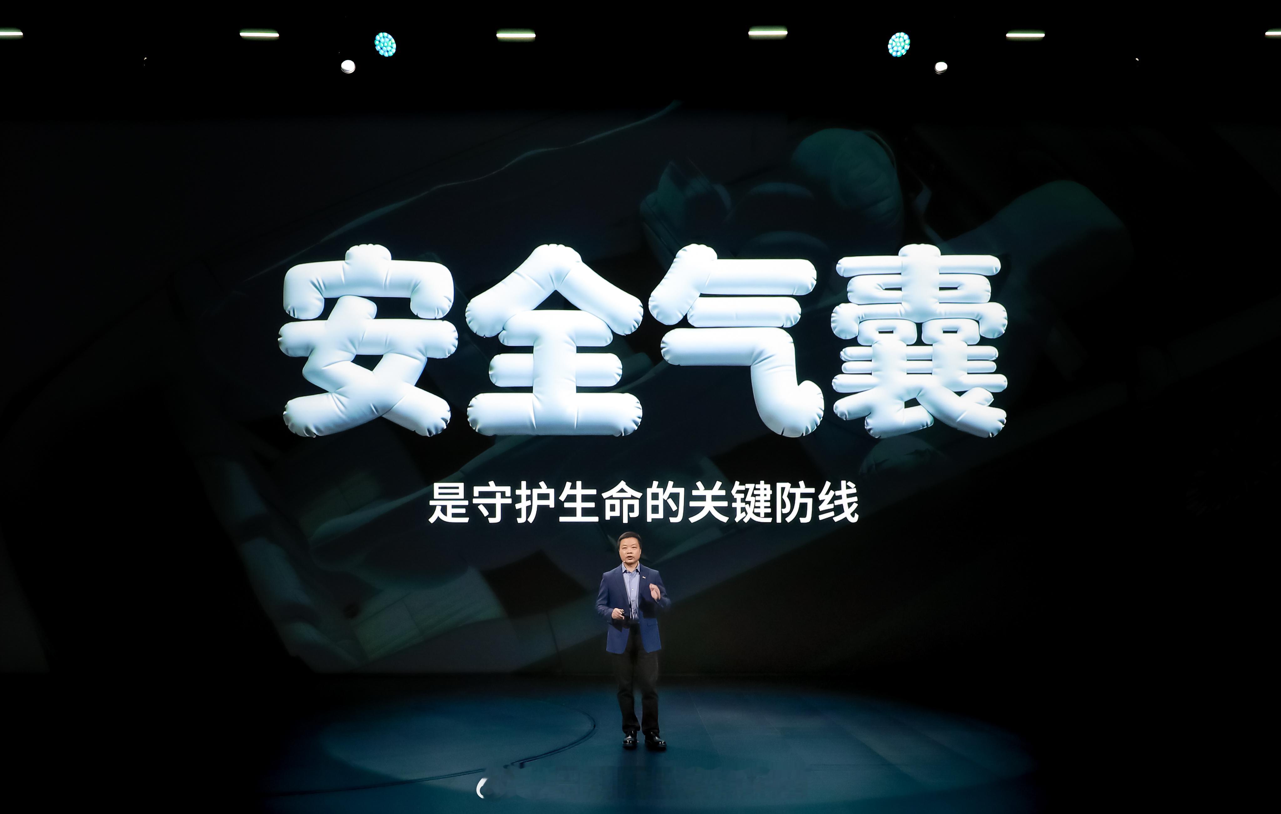 小鹏负责发布会的同学进步明显呀。说几个直观的感受：1.出现了一些模拟材质的字体