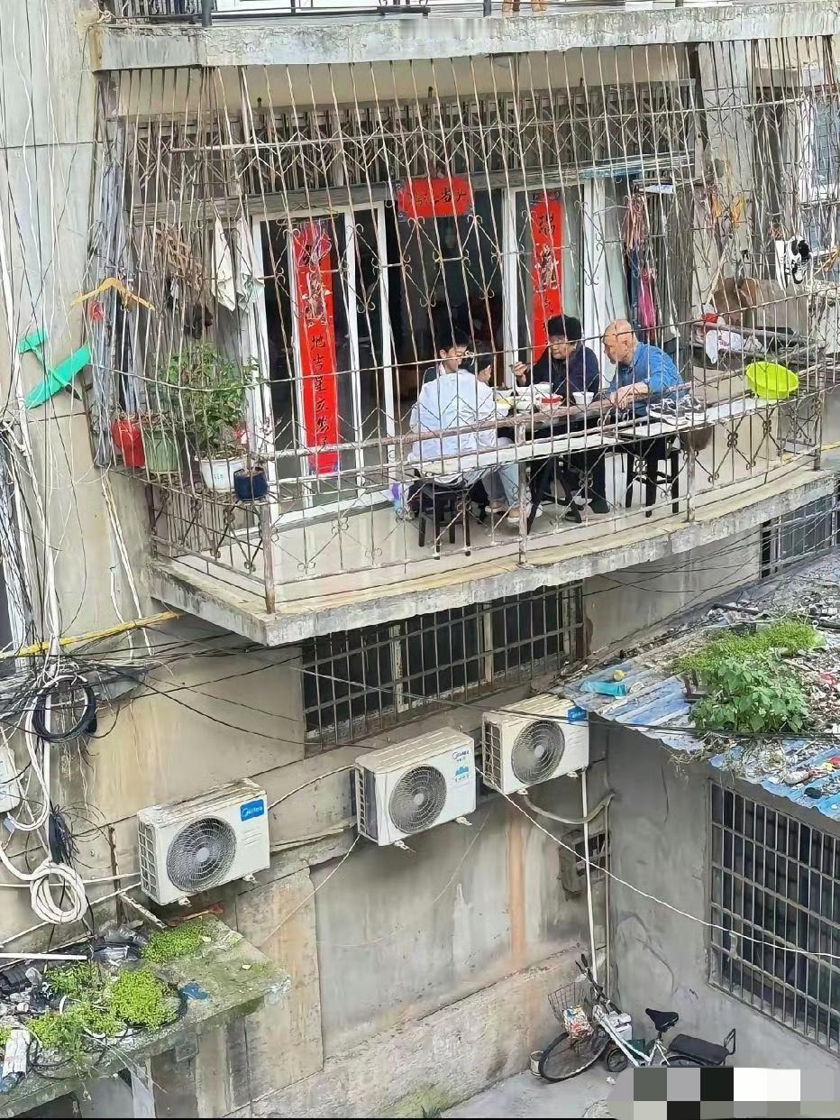 阳台上的一幕，不得不说，惊呆了啊！