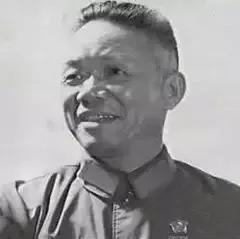 韩先楚将军回红安县新建探亲。村前有一棵百年大枫树，乡人长聚于此谈天说地。将军车停