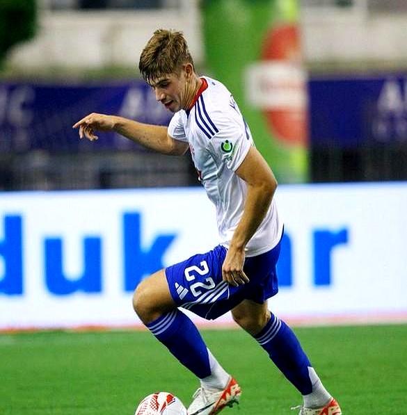 18岁的姆拉契奇，1米92的大高个，身价400万欧，硬把热那亚、乌迪内斯全晾一边