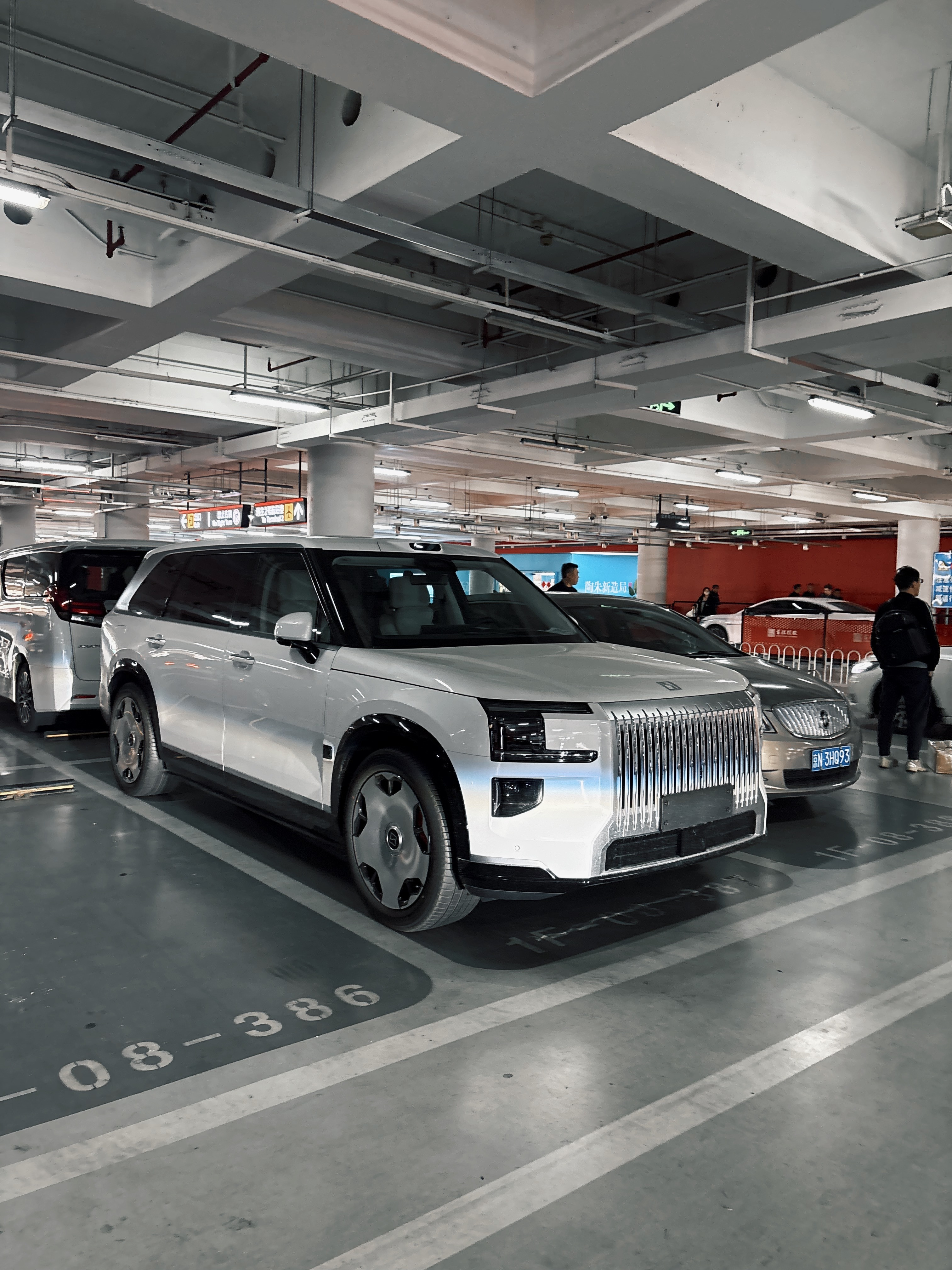 落地机场看到台全新未上牌的白色极氪9X也挺好看啊！