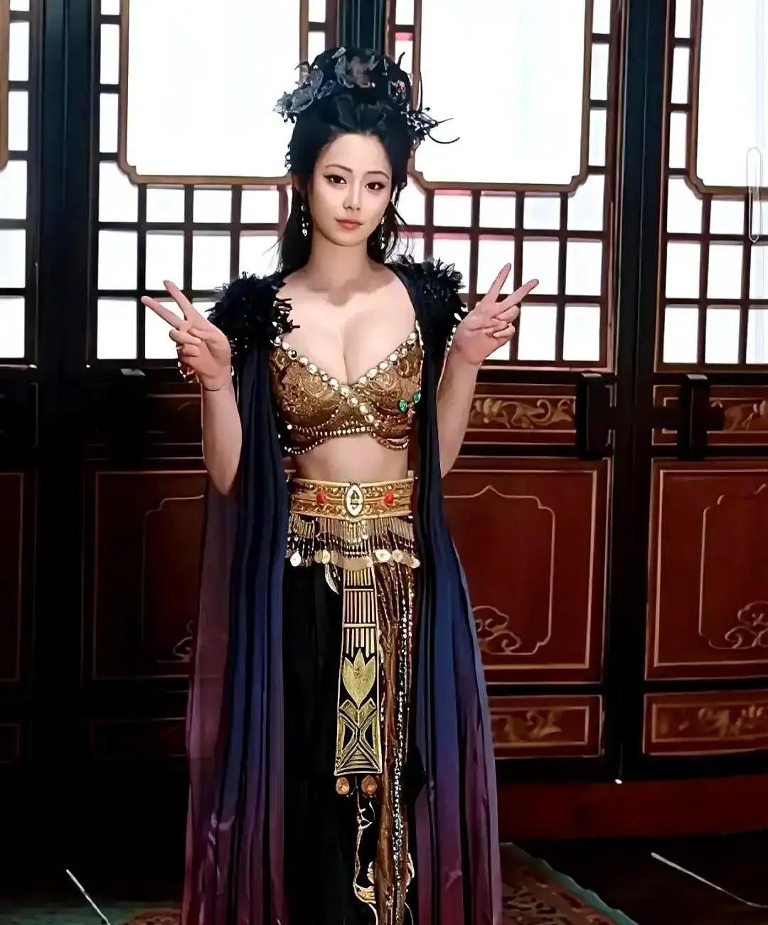 王晶带着3亿杀进横店，把古装棚改成竖屏工厂，72小时出剧本48小时开机，第一