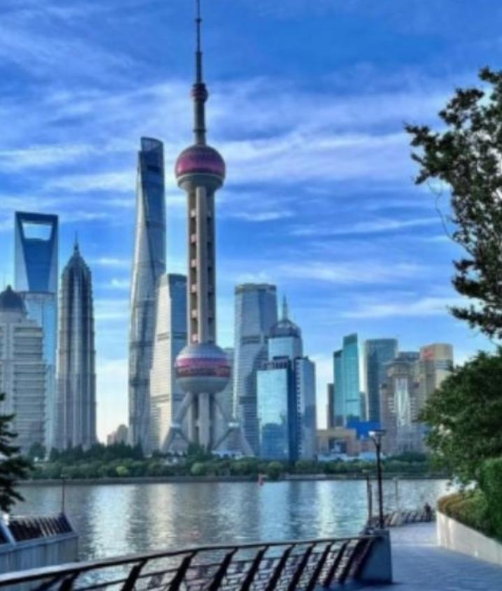 中俄的基本国情是不同的。俄罗斯不缺粮食，不缺能源，关起门来是可以过日子的，而且它