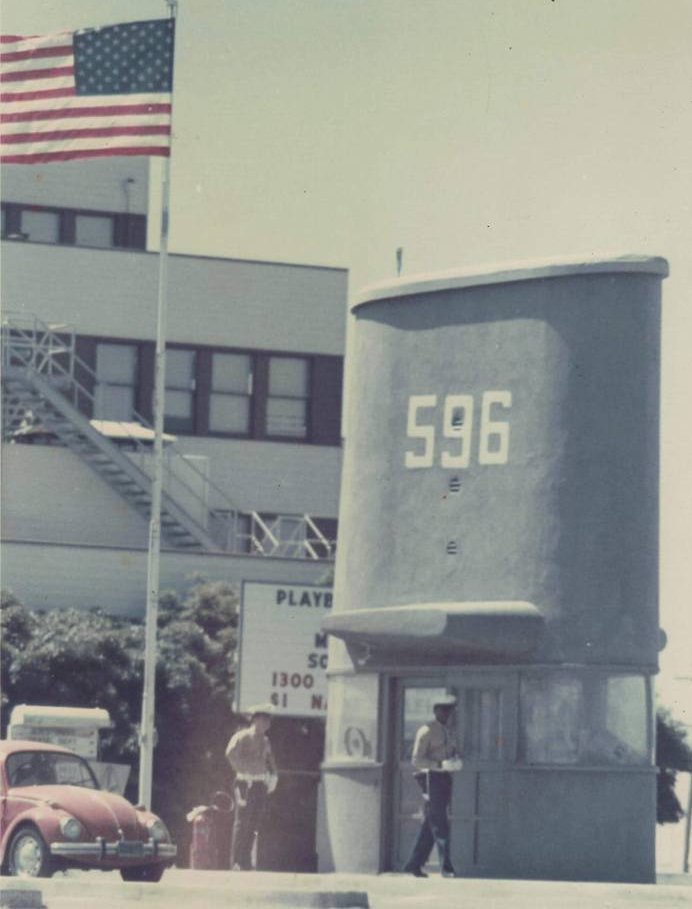 根据20世纪70年代的潜艇传说，几名“巴布”号（SSN-596）潜艇艇员伪装成公