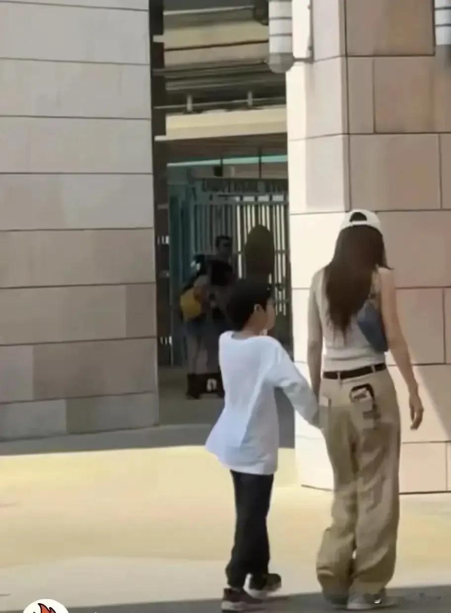 杨颖搂肩爱马仕总监露真关系，素颜带娃细节更圈粉！
