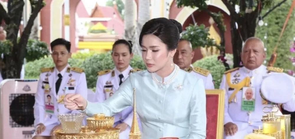 泰国王室就没有一个男人吗？还是泰王不信任别人呢，因为王室每次出席公务。全部都是
