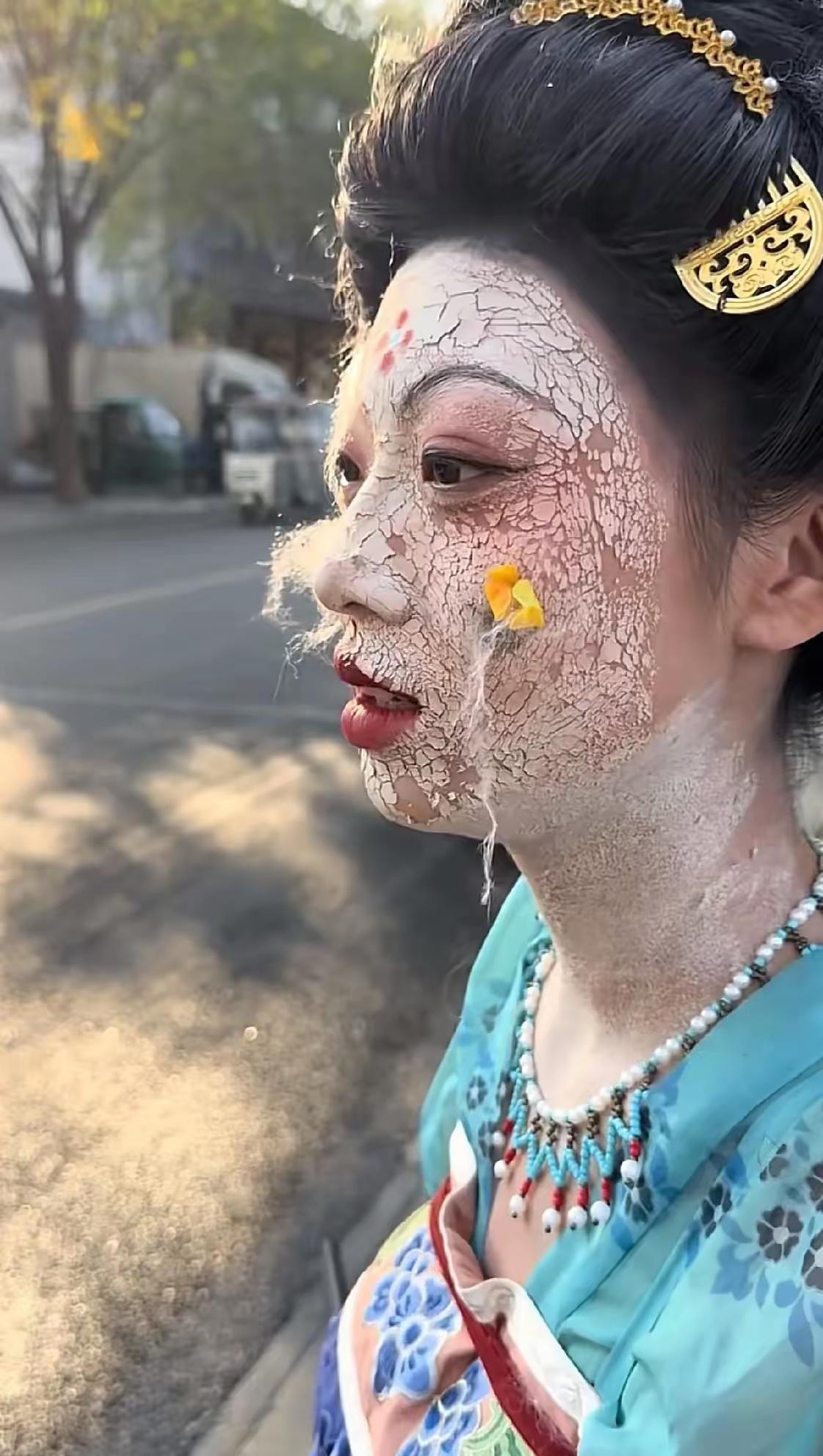 天气得有多热，才能把这妆容晒的干裂成这样？