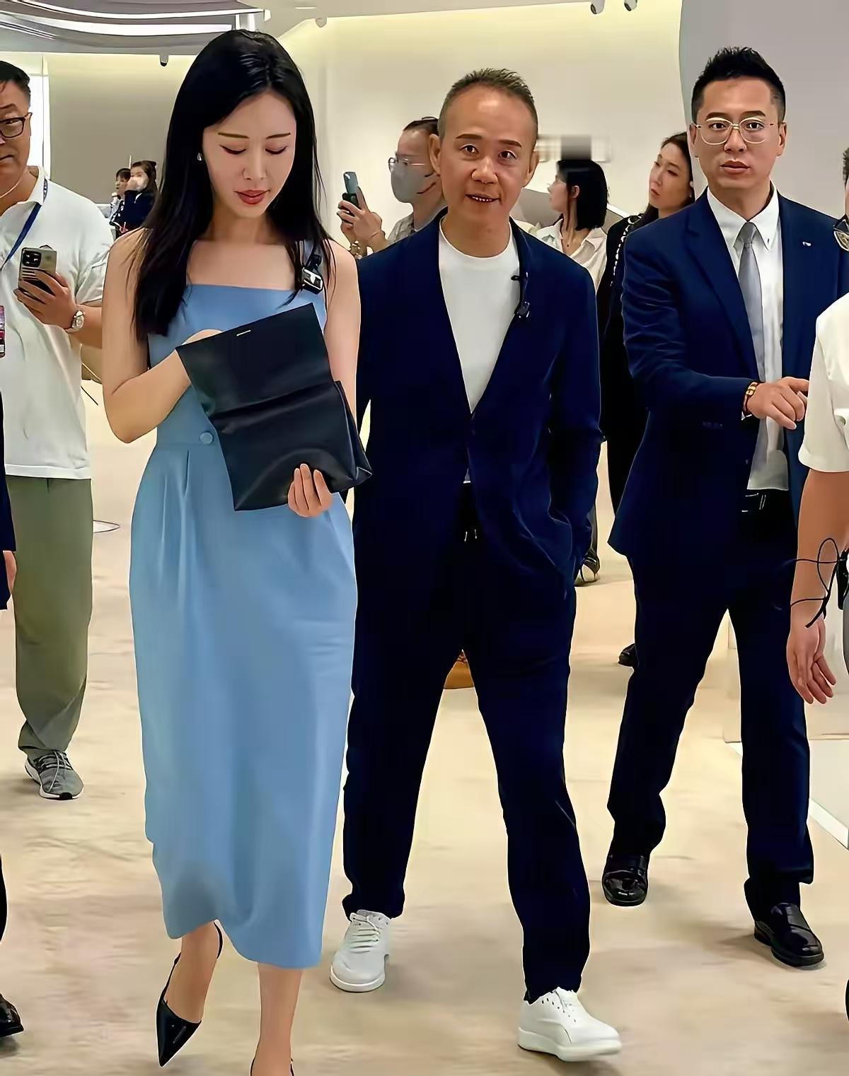 他放弃千万退休金的那个月，万科正在悄悄裁掉第三批员工。这不是慷慨，是断腕求生。