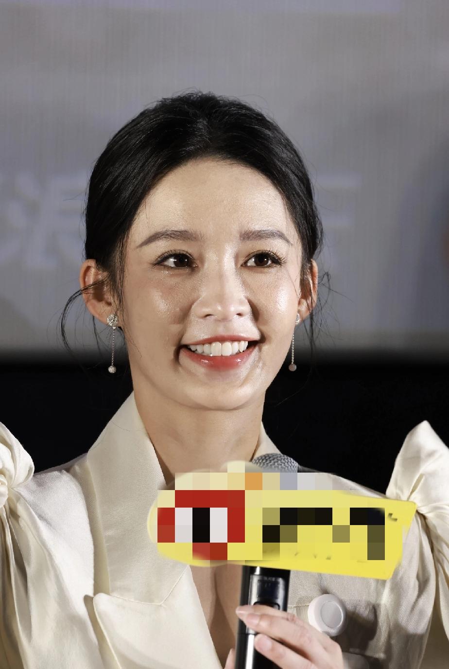 明星都有法令纹，我瞬间不焦虑了[捂脸哭]不过，原生的就是好看，多少人能经得起