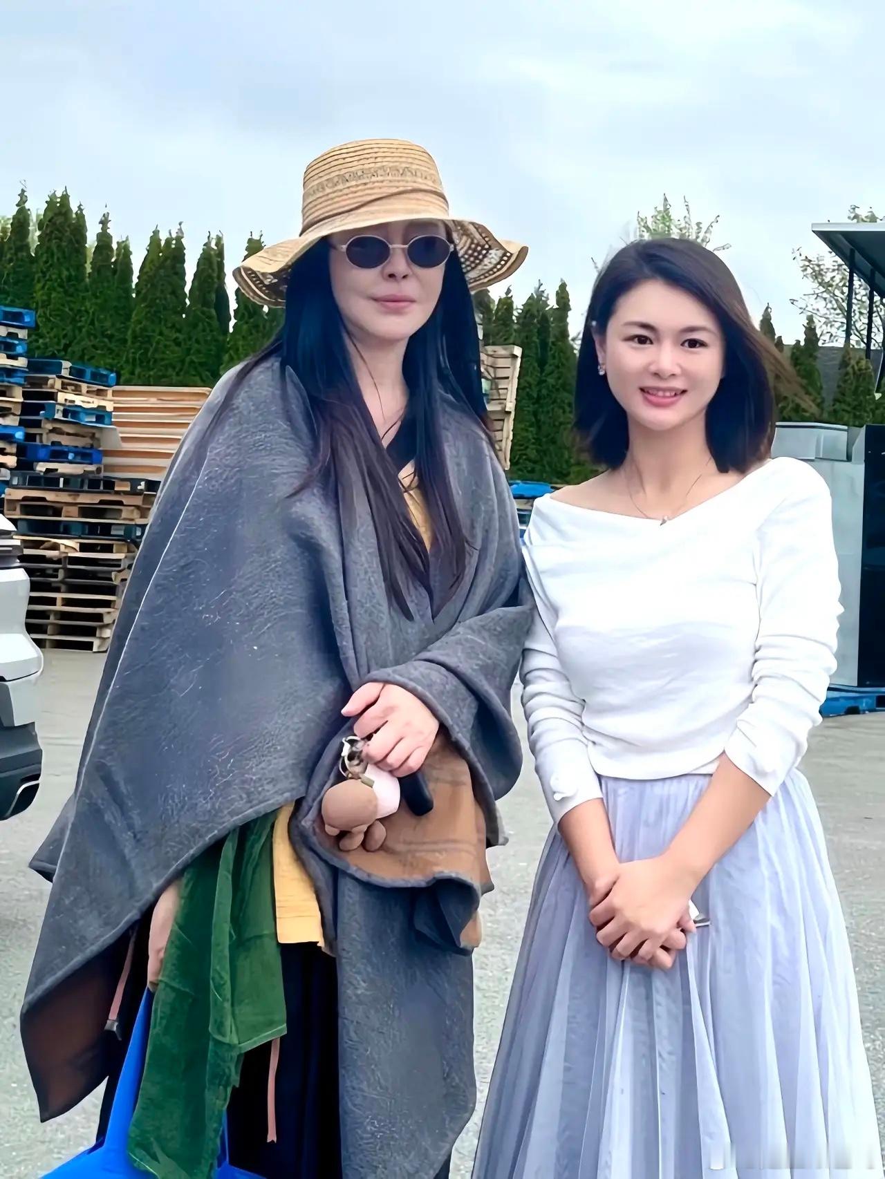 王祖贤现身加拿大一家乡村超市购买绿色蔬菜，她的穿衣打扮与众不同，身上披了好几条毯