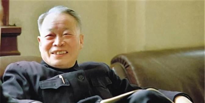 1913年，钱玄同教授发现自己的小儿子在学校有一个绰号，很俗气。他哈哈大笑，随即