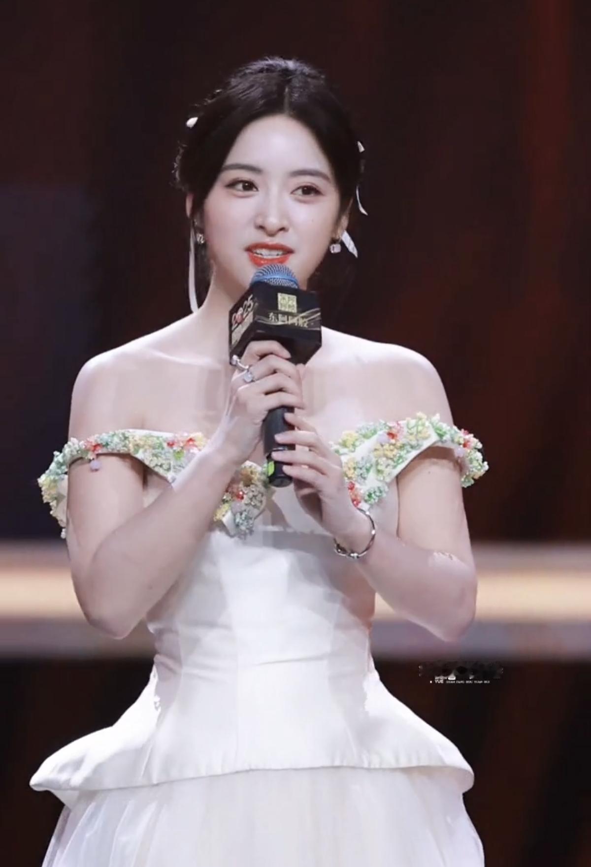 沈月好适合演仙侠剧！这个发带好古风[比心]是别人扮不出的味道[比心]就这么大大方