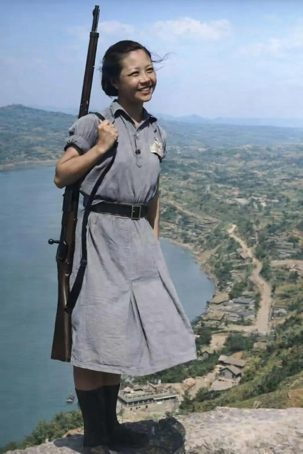 1941年，重庆防空监视队女队员（有记载为国立二中高一学生陈晓华，15岁），身着