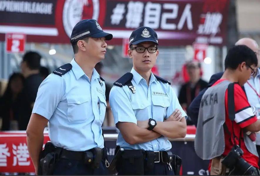 买香港保险的人天都“塌”了！ 最近不少买了香港保险的朋友有点坐不住了，现在内
