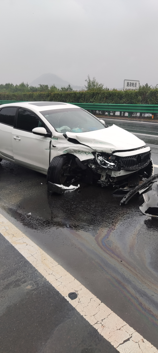 别克英朗高速事故直接干报废车买了两年多，开了10万公里。平时开起来还是比较舒服