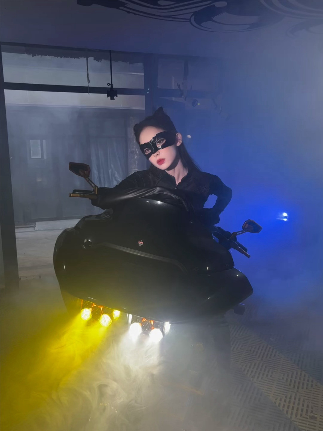 古力娜扎，今日份酷感十足的“摩托猫女女郎”。娜扎