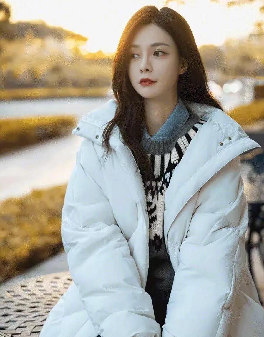 沈梦辰这“白羽绒服+长裙”，把冬日氛围感穿明白了沈梦辰这组冬日look也太