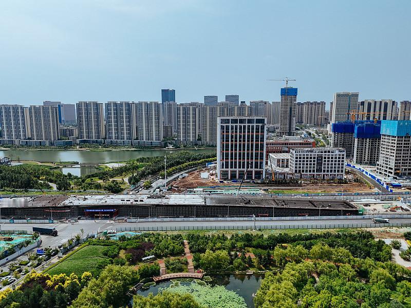 前阵子跟上海来的朋友吃饭，他刚结束在合肥三天的产业调研，一坐下就摇头说之前完全没