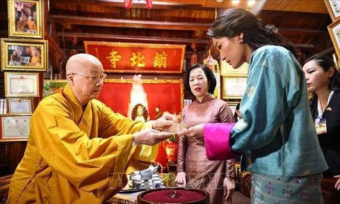 不丹王后访问越南河内镇国寺，从现场可以看到，牌匾中镇国寺三个大字，是用汉字书写。
