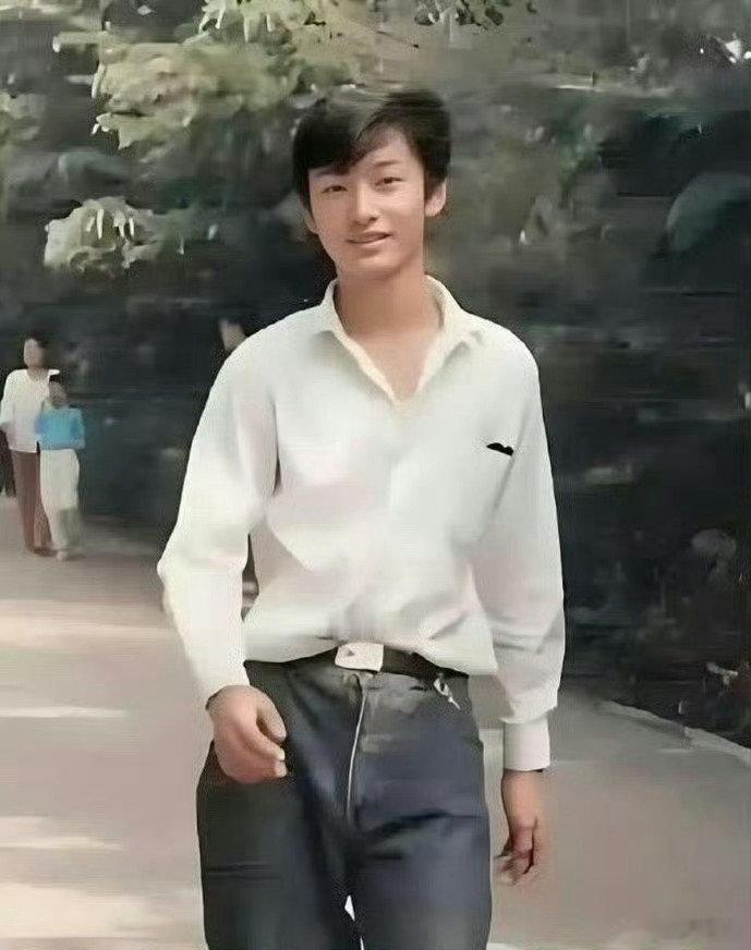 万万没想到，黄晓明颜值当年在班里竟然是天花板级别的存在​
