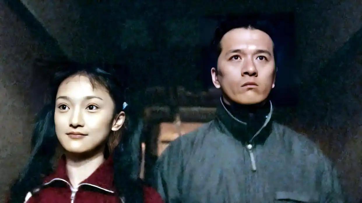 2010年，周迅前男友贾宏声趁父母没留神，从14楼直接跳了下去，老两口冲下楼那会