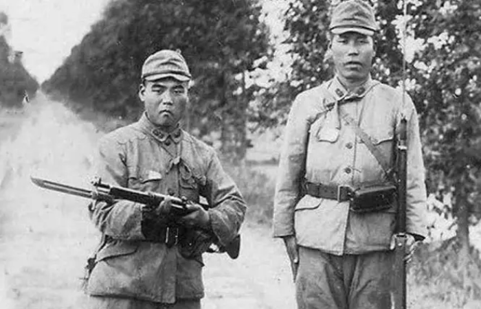 1942年，赵培宪被俘，日军拿他练刺刀，到了训练场时，他一脚踹开日军，而后转身跑