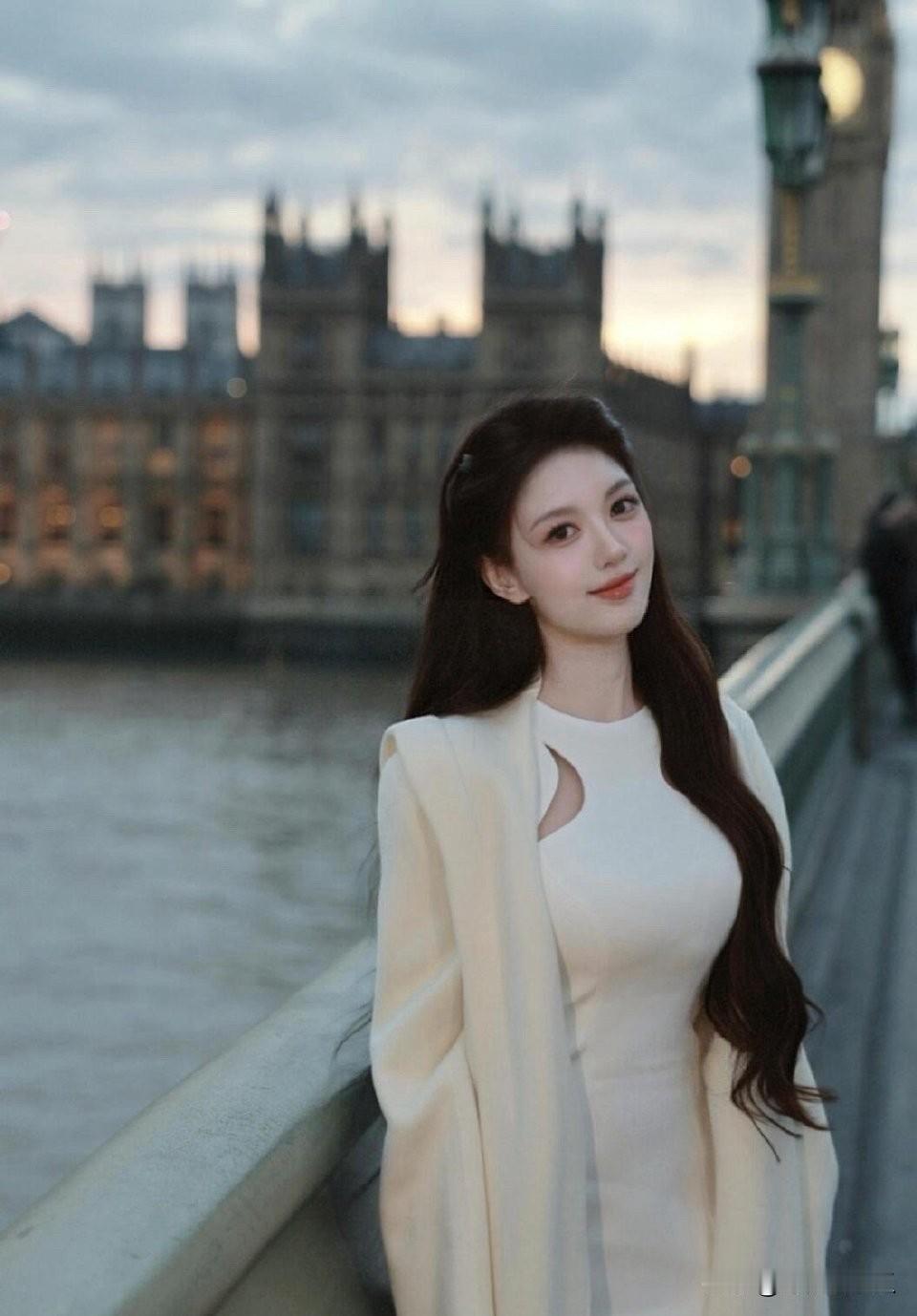 看到叶珂的消息，真的挺心痛的一个人带三个孩子，还要边直播边带孩子，孩子父亲都不