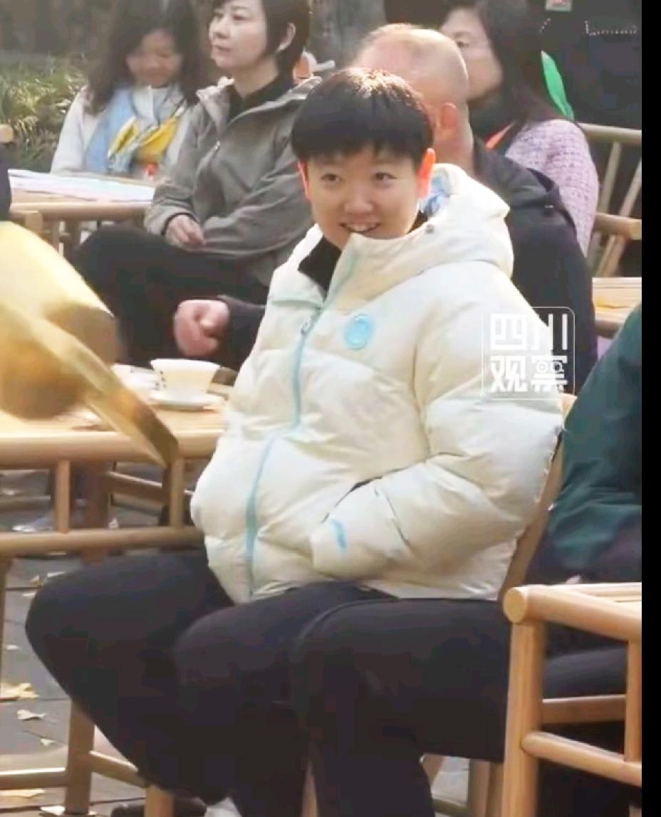 莎莎化身“好奇宝宝”，看啥都那么认真。国乒到达成都第二天参加活动，莎莎、
