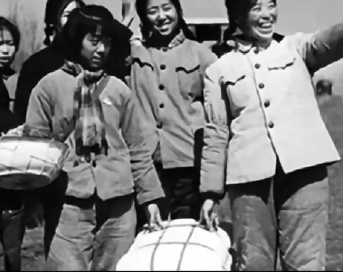 1977年秋，知青王建全因招工要去体检，他叫上女知青杜玉娟，知青点就剩他们两人，