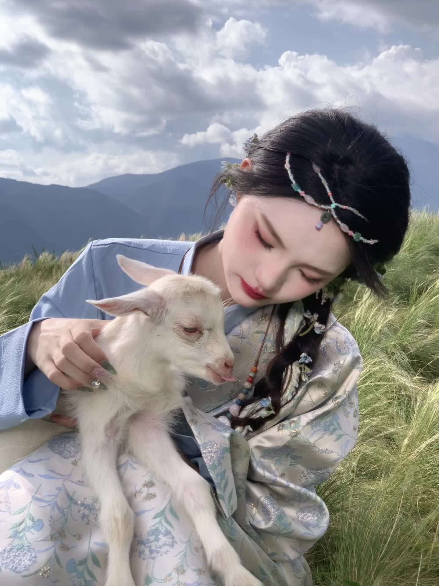 到底是谁还没抱上奶呼呼的小羊羔🐑丽江写真 姐妹们千万别再上班的时候刷...