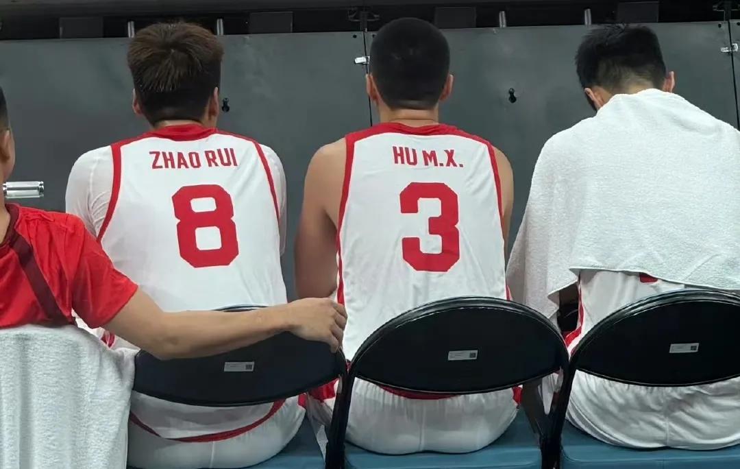 赵睿和胡明轩应该像赵继伟一样自觉退出国家队！在后卫线中他们已经成为短板拖后腿的