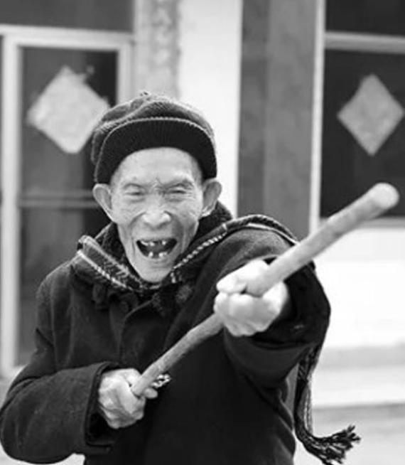 1942年冀中抗战，八路军王汝林亲眼目睹了日军屠村惨状，此后他在战场上对鬼子不留