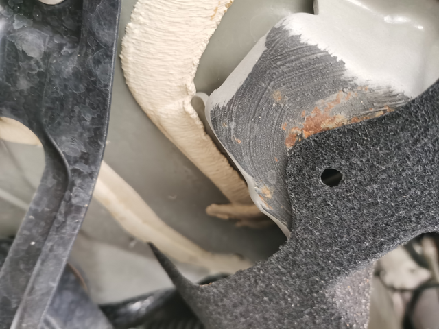 宋PLUSDMI底盘生锈才开一个多月的车这些位置就生锈了，请问各位正常吗？该什