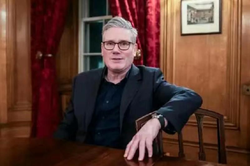 昨天，斯塔默接受彭博社专访时说:“英国不必在中美之间做出选择，但把头埋进沙子里忽