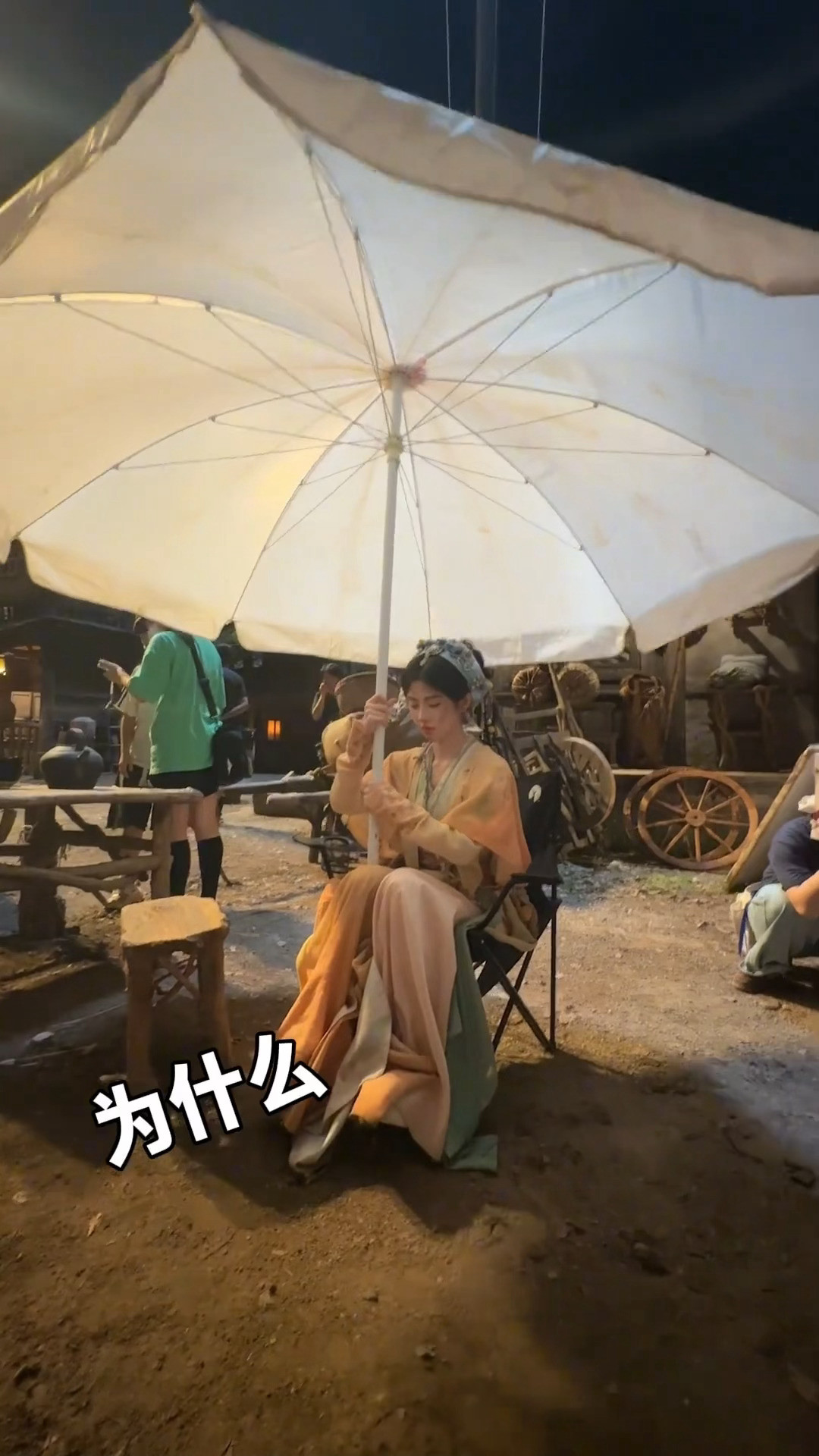 阿黛抡大锤，鞠婧祎举大伞，别管，这就是萌妹[doge]鞠婧祎举大伞​​​