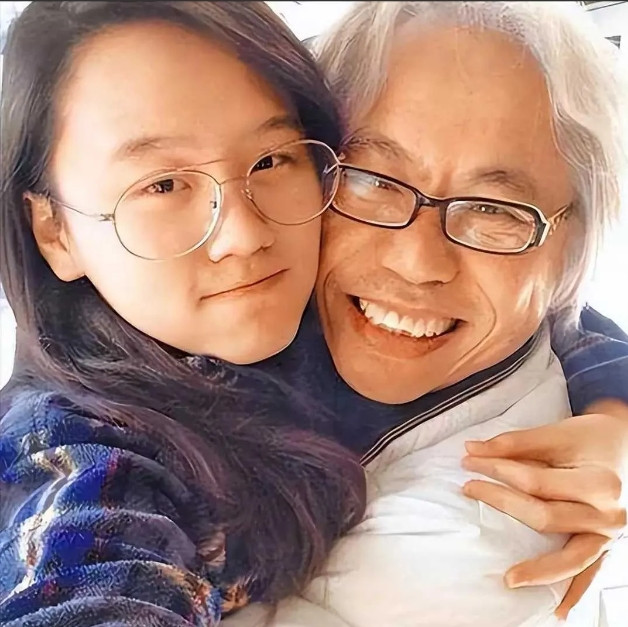 2013年，17岁的林靖恩爱上了大自己40岁的李坤城，两人谈了轰动一时的“爷孙恋
