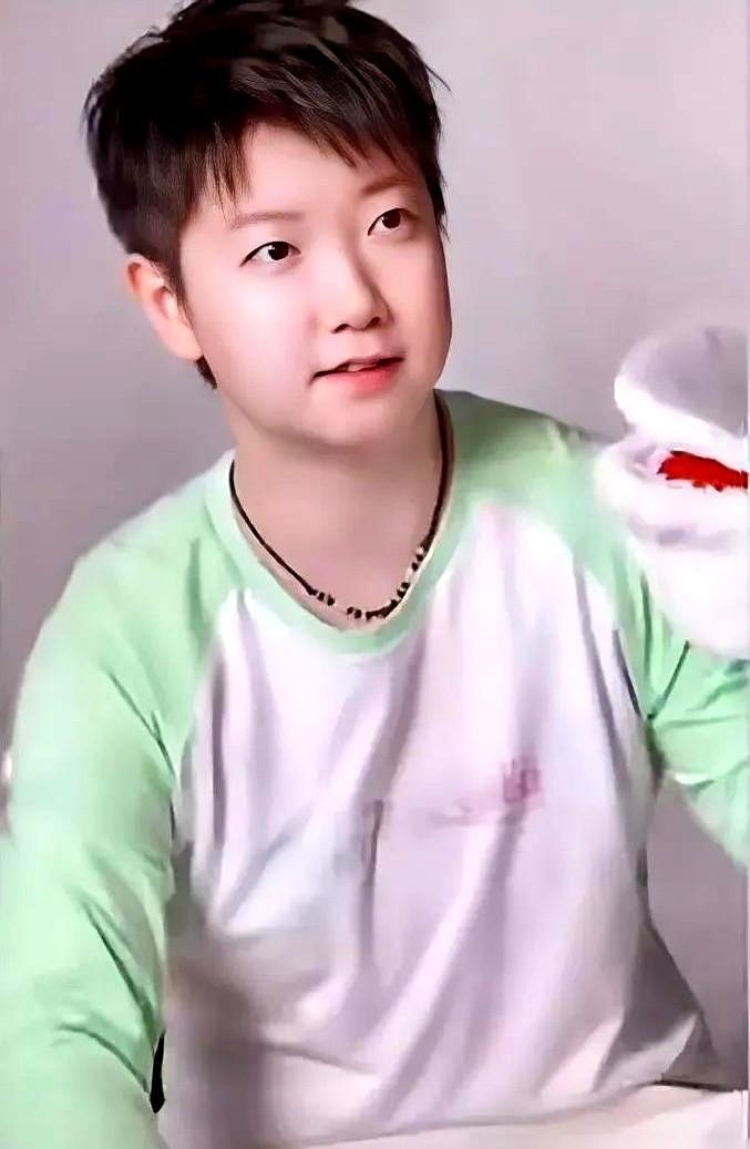 王楚钦和孙颖莎把李宁仓库里“滞销”的灰布，一秒变成米兰秀场的高定，这不是带货，这