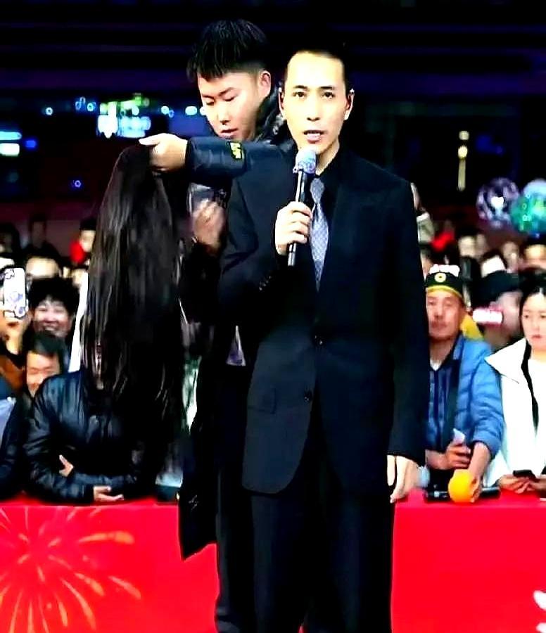 木森两大心腹助播，深夜空降对家直播间。弹幕瞬间炸了，全是问号。木森盯着屏幕