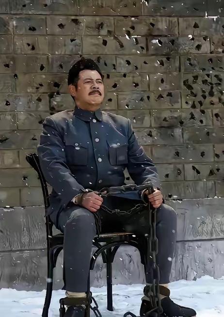 吉鸿昌被枪决以后，他的妻子胡红霞卖掉所有的资产赎回了尸体，却发现丈夫口袋中有个纸