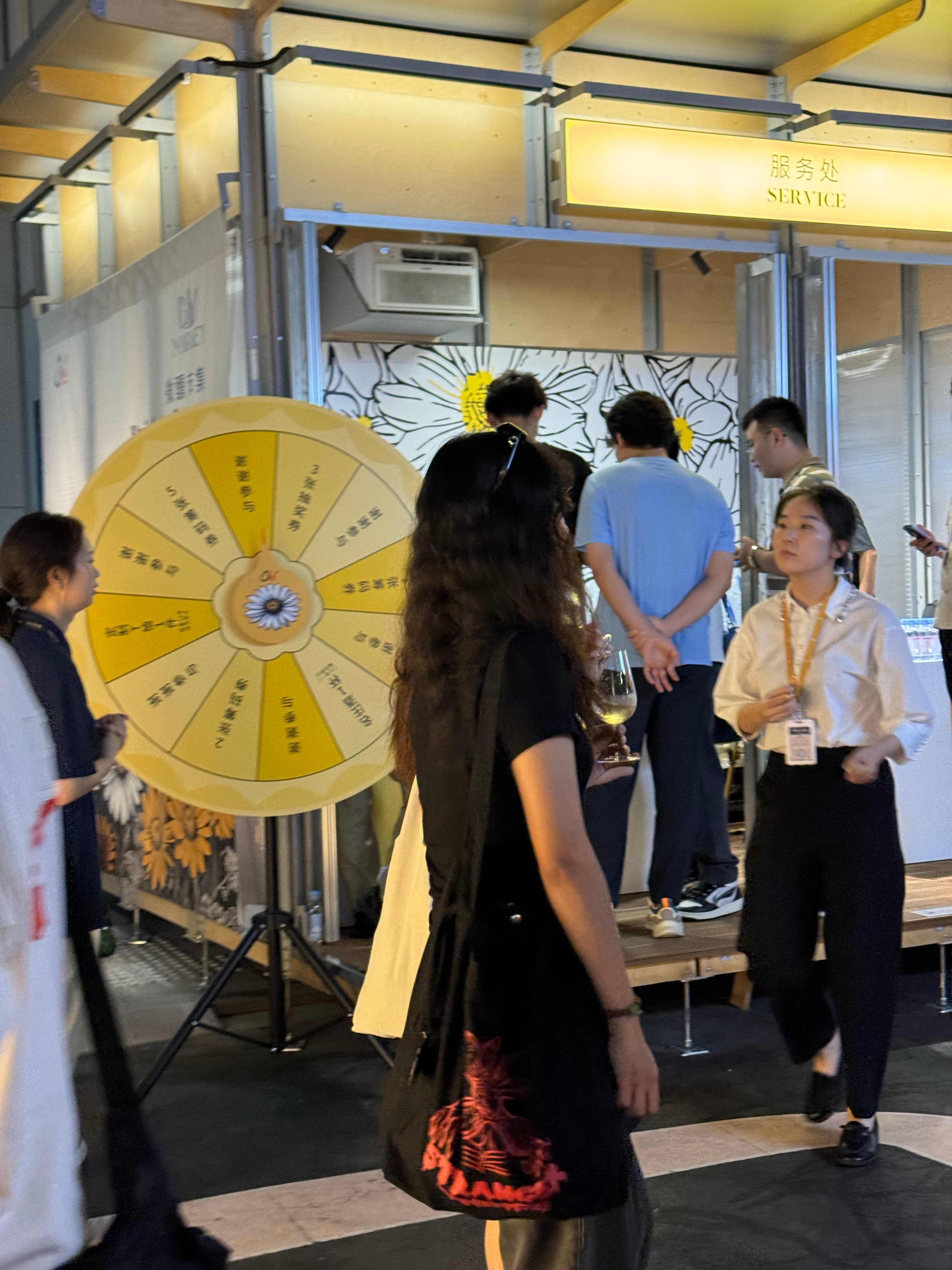 深圳氛围真好，新开的C区搞了一个微醺市集，大家拿着酒杯随地大小喝，还有乐队表演～