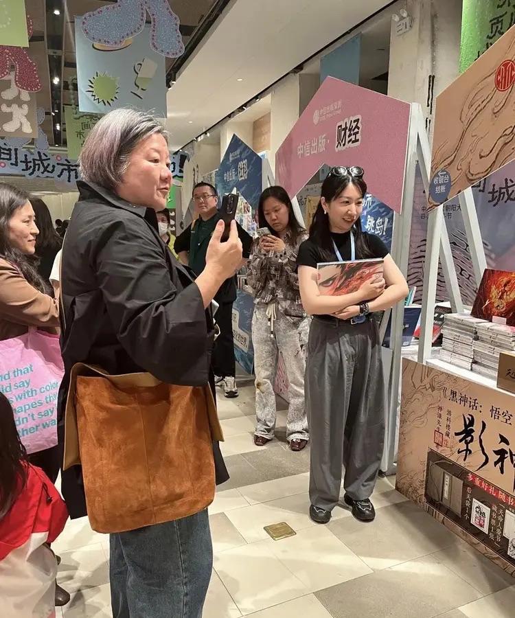 61岁洪晃北京逛街，打扮休闲接地气，头发花白似农家老太，和人们印象中的名媛形象大