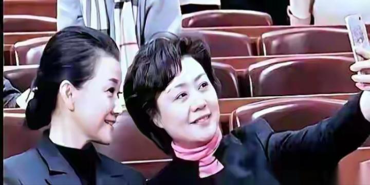 中国音乐家协会副主席，海政文工团团长宋祖英与“比自己大半岁的小姐姐”国家京剧院党