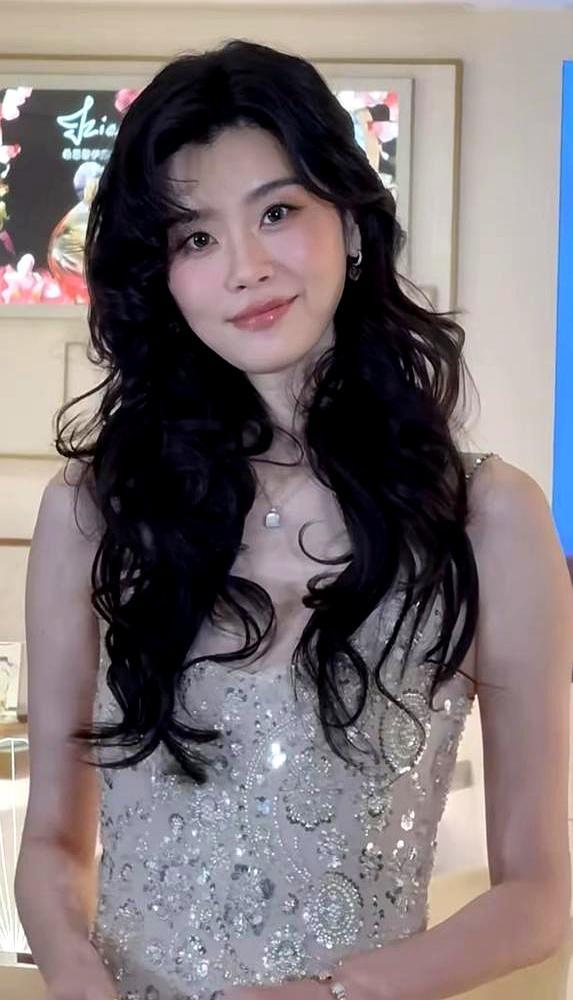 奚梦瑶进门那阵，四太嫌她脸太尖，一句“内衣模特”把轻视写脸上。先上车后补票