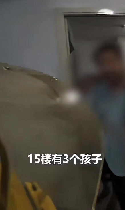 “这才是逆行英雄！”山东聊城，15楼突发火灾，浓烟滚滚，一位母亲在楼下跪地崩溃，