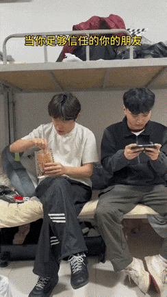 白衣小哥哥：哥们，烟什么味道的呢？