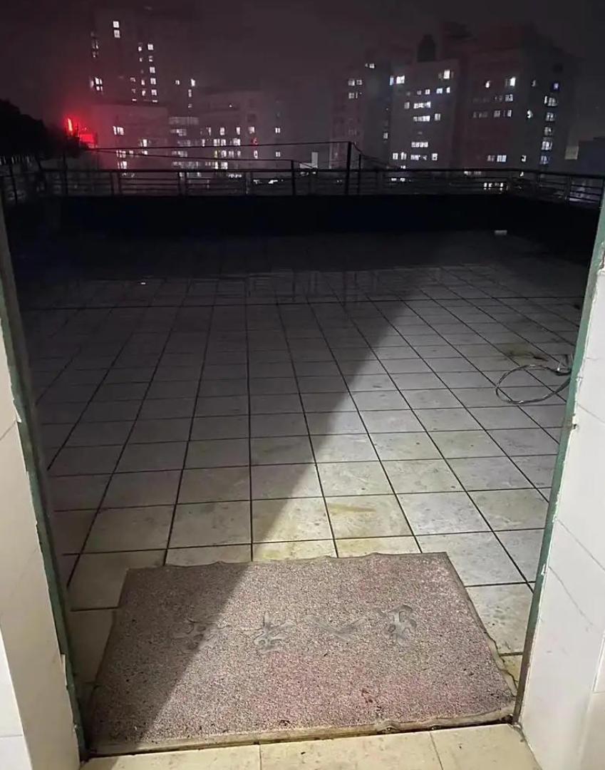 青海西蒙，一名14岁女孩因为作业的问题和父母发生争吵，情绪激动之余，直接跑到小区