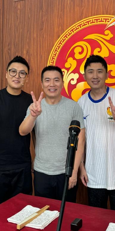 尚九熙深夜晒合影照，说相声聊球全都安排，直呼很开心唯有热爱不可辜负！德云社尚九熙