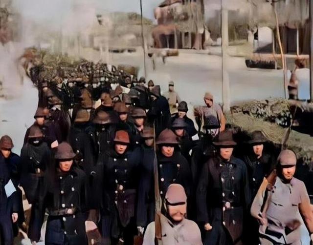 1937年12月，南京沦陷，2000名南京警察被十几名日军押赴刑场处决，镜头下部